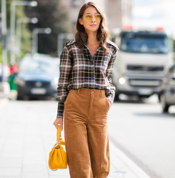 Kemeja Flanel dengan Gaya Relaks